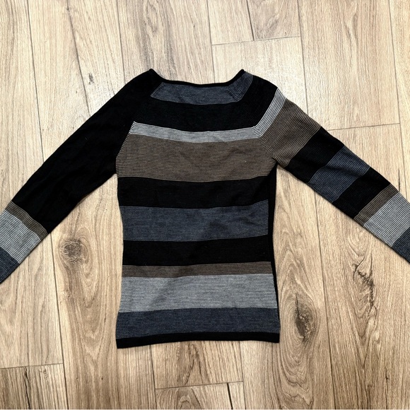 Women’s XS V-Neck Smartwool Sweater - Picture 2 of 11